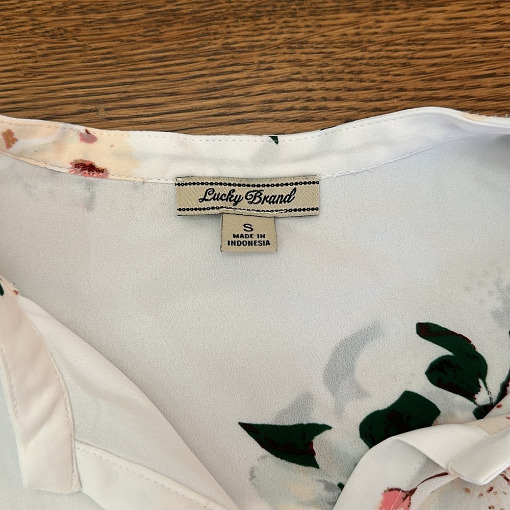 Lucky Sleeveless Floral Blouse - Picture 2 of 4